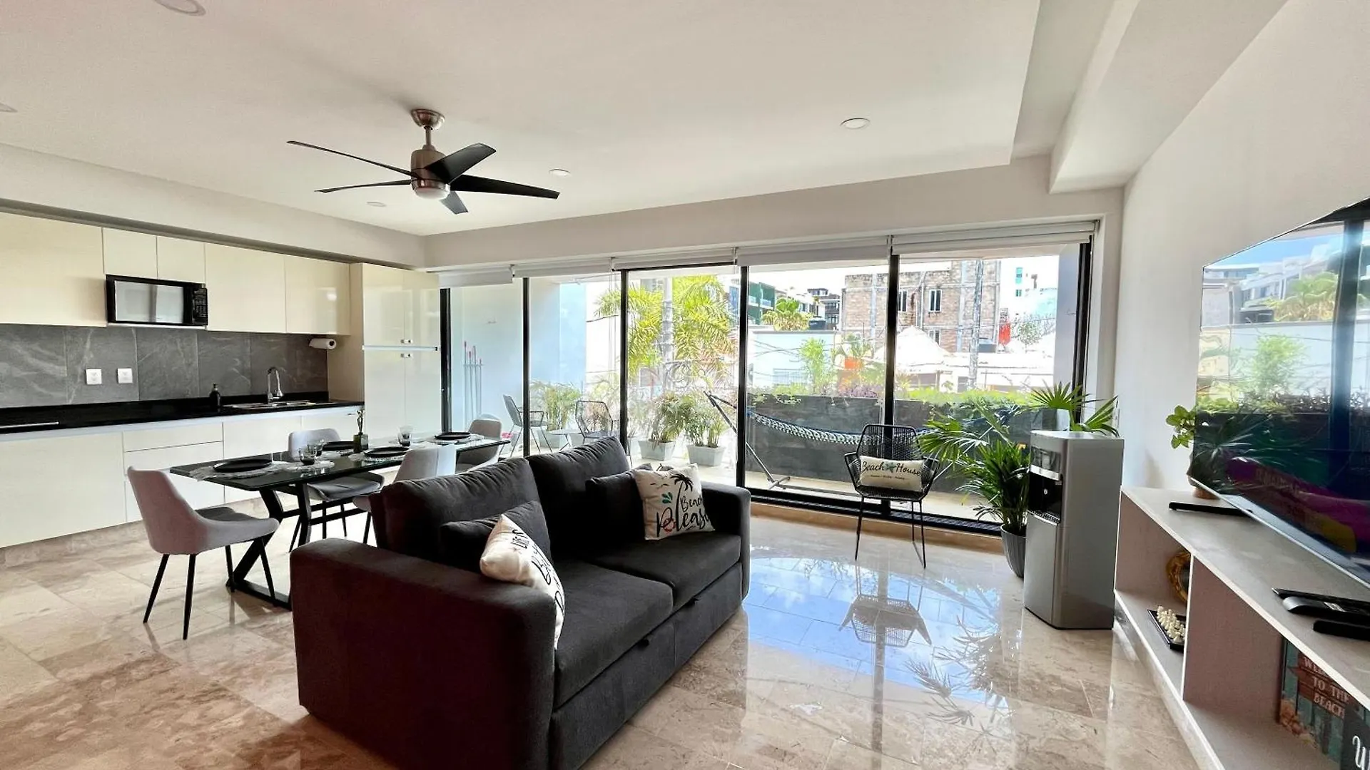 Feel At Home Just A Few Meters From The Sea! Playa del Carmen Apartment